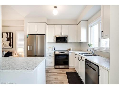 26 Bentgrass Drive, Welland, ON - Indoor Photo Showing Kitchen With Double Sink With Upgraded Kitchen