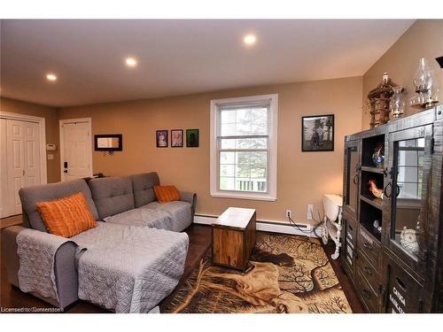 888 Mckenzie Road, Oneida, ON - Indoor Photo Showing Living Room