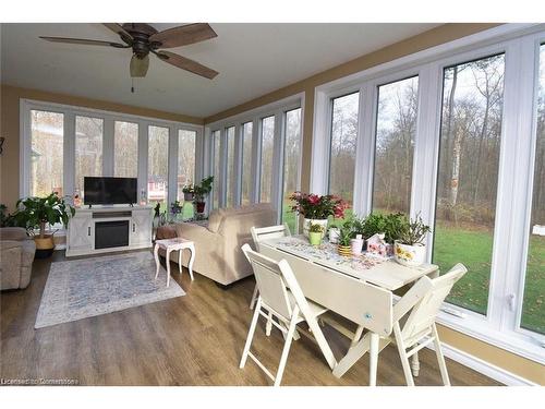 888 Mckenzie Road, Oneida, ON - Indoor Photo Showing Living Room