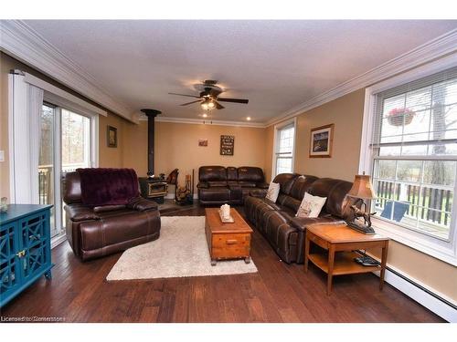 888 Mckenzie Road, Oneida, ON - Indoor Photo Showing Living Room