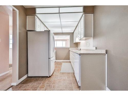 2251 Manchester Drive, Burlington, ON - Indoor Photo Showing Kitchen