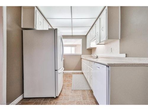 2251 Manchester Drive, Burlington, ON - Indoor Photo Showing Kitchen