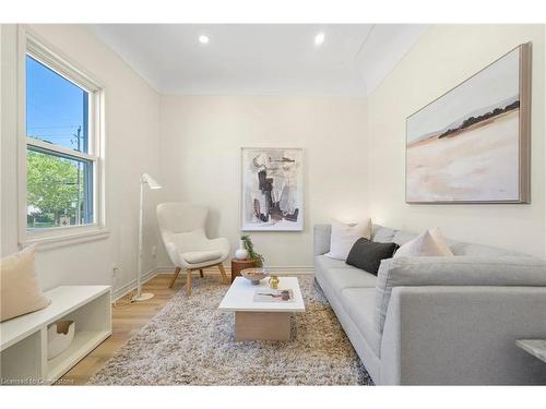 180 Wood Street E, Hamilton, ON - Indoor Photo Showing Living Room