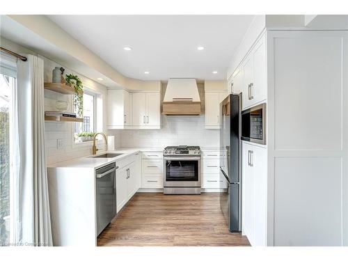 175 Spring Creek Drive, Waterdown, ON - Indoor Photo Showing Kitchen With Upgraded Kitchen