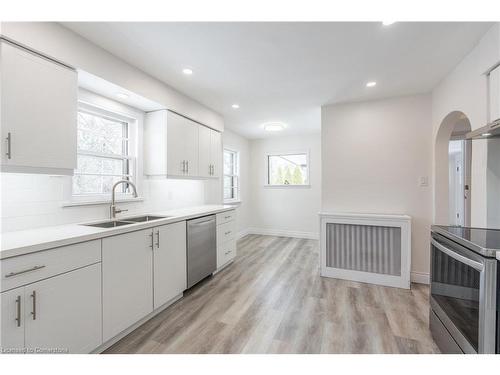 1008 Haist Street, Fonthill, ON - Indoor Photo Showing Kitchen With Double Sink