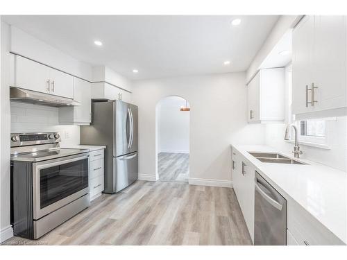 1008 Haist Street, Fonthill, ON - Indoor Photo Showing Kitchen With Double Sink With Upgraded Kitchen