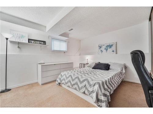 8 Muscot Drive, Hamilton, ON - Indoor Photo Showing Bedroom