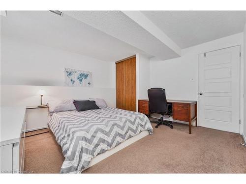 8 Muscot Drive, Hamilton, ON - Indoor Photo Showing Bedroom