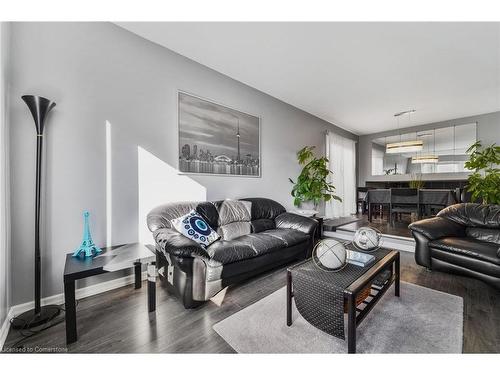 8 Muscot Drive, Hamilton, ON - Indoor Photo Showing Living Room