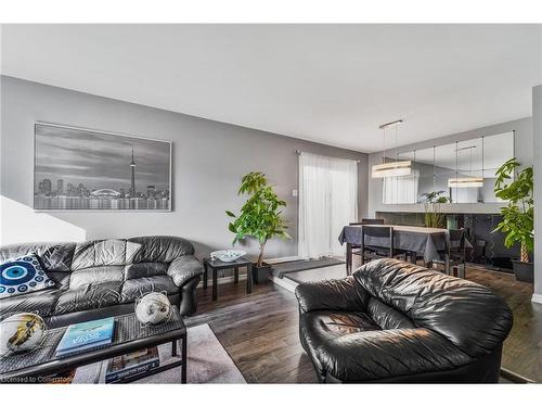 8 Muscot Drive, Hamilton, ON - Indoor Photo Showing Living Room