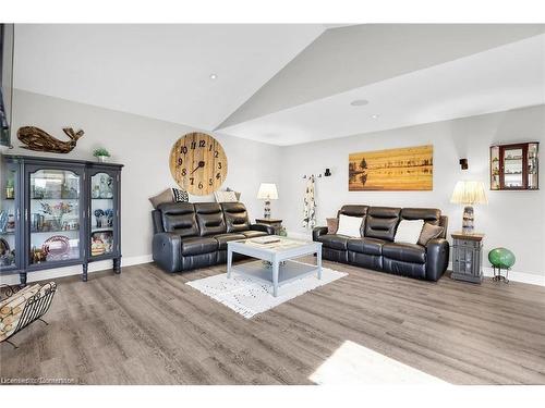 70 Oakdale Boulevard, Smithville, ON - Indoor Photo Showing Living Room