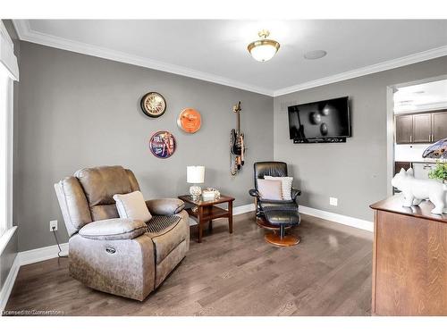 70 Oakdale Boulevard, Smithville, ON - Indoor Photo Showing Living Room