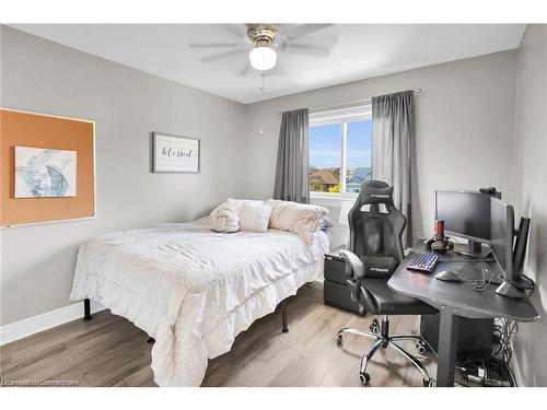 70 Oakdale Boulevard, Smithville, ON - Indoor Photo Showing Bedroom