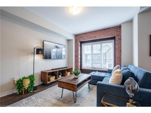 57-377 Glancaster Road, Ancaster, ON - Indoor Photo Showing Living Room