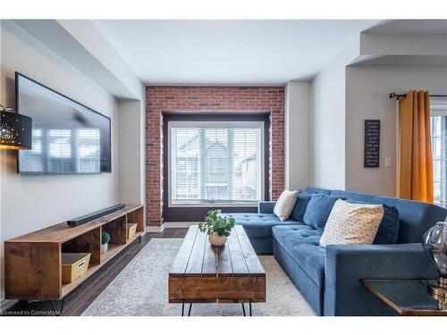 57-377 Glancaster Road, Ancaster, ON - Indoor Photo Showing Living Room