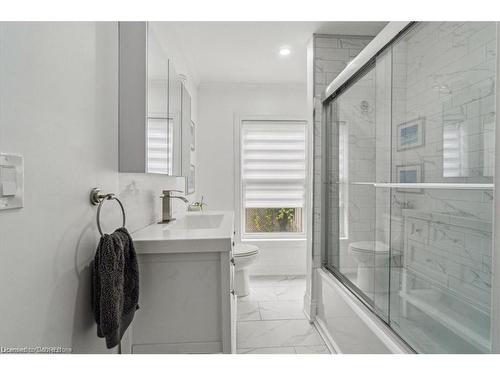 491 Ferguson Avenue N, Hamilton, ON - Indoor Photo Showing Bathroom