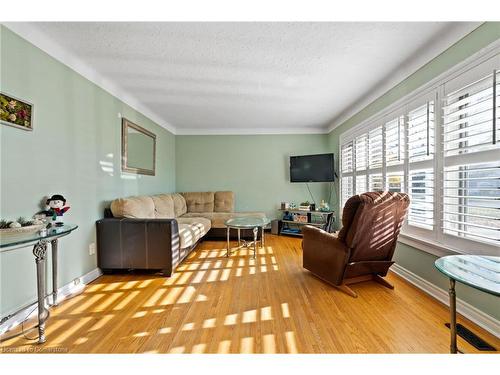 3 Broadmore Avenue, St. Catharines, ON - Indoor Photo Showing Living Room