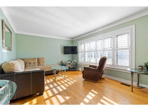 3 Broadmore Avenue, St. Catharines, ON - Indoor Photo Showing Living Room