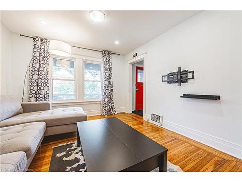 19 Belview Avenue, Hamilton, ON - Indoor Photo Showing Living Room