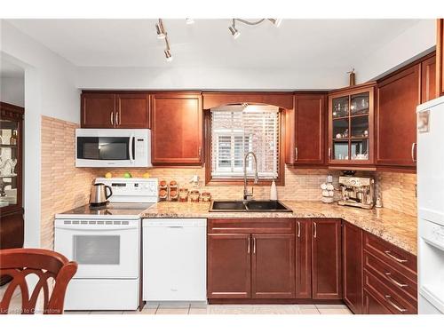 16 Chelsea Crescent, Hamilton, ON - Indoor Photo Showing Kitchen