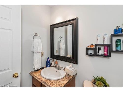 16 Chelsea Crescent, Hamilton, ON - Indoor Photo Showing Bathroom