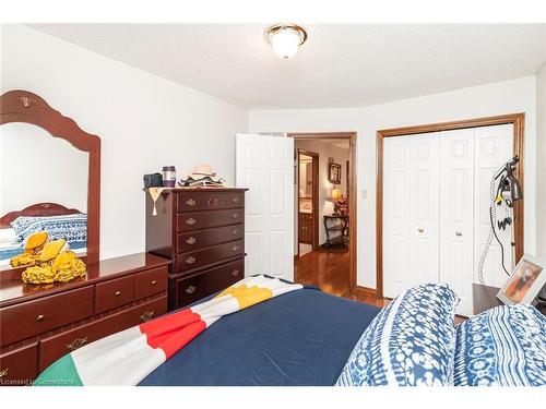 16 Chelsea Crescent, Hamilton, ON - Indoor Photo Showing Bedroom