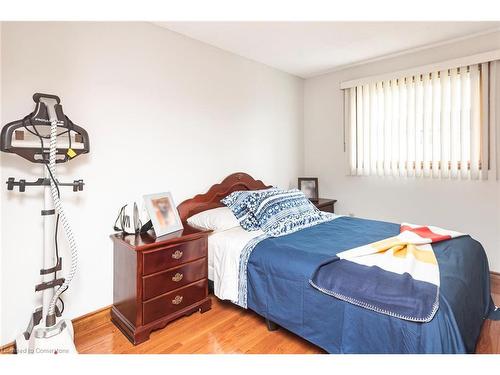 16 Chelsea Crescent, Hamilton, ON - Indoor Photo Showing Bedroom