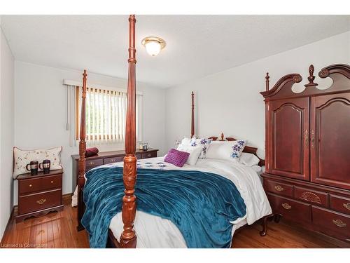 16 Chelsea Crescent, Hamilton, ON - Indoor Photo Showing Bedroom