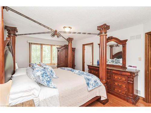 16 Chelsea Crescent, Hamilton, ON - Indoor Photo Showing Bedroom