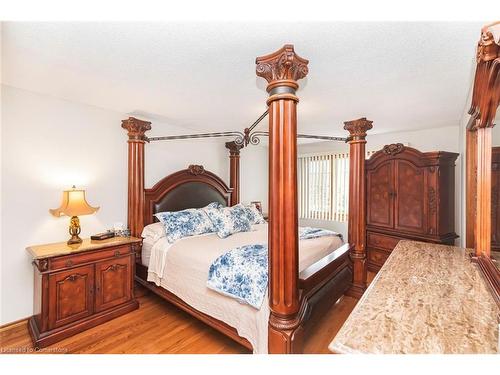 16 Chelsea Crescent, Hamilton, ON - Indoor Photo Showing Bedroom