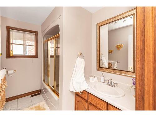 16 Chelsea Crescent, Hamilton, ON - Indoor Photo Showing Bathroom