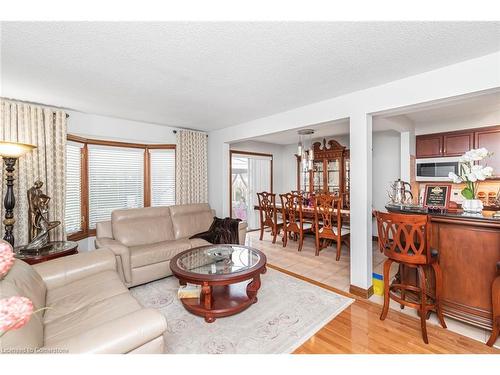 16 Chelsea Crescent, Hamilton, ON - Indoor Photo Showing Living Room