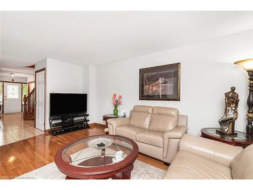 16 Chelsea Crescent, Hamilton, ON - Indoor Photo Showing Living Room