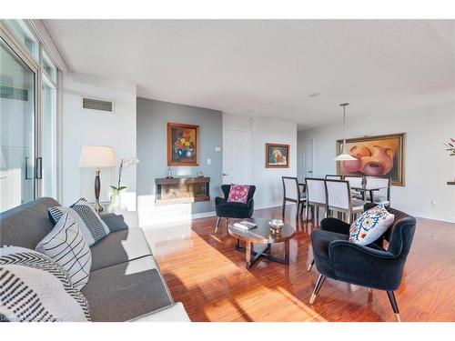 2012-335 Rathburn Road W, Peel, ON - Indoor Photo Showing Living Room