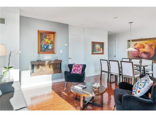 2012-335 Rathburn Road W, Peel, ON - Indoor Photo Showing Living Room