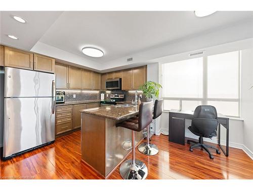 2012-335 Rathburn Road W, Peel, ON - Indoor Photo Showing Kitchen