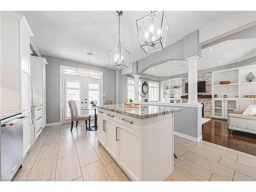 97 Chartwell Circle, Hamilton, ON - Indoor Photo Showing Kitchen With Upgraded Kitchen