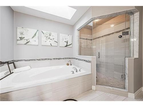 97 Chartwell Circle, Hamilton, ON - Indoor Photo Showing Bathroom