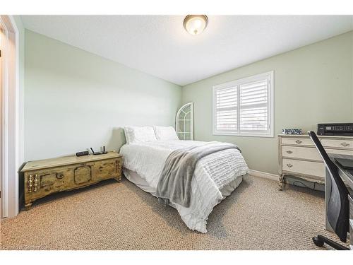 97 Chartwell Circle, Hamilton, ON - Indoor Photo Showing Bedroom