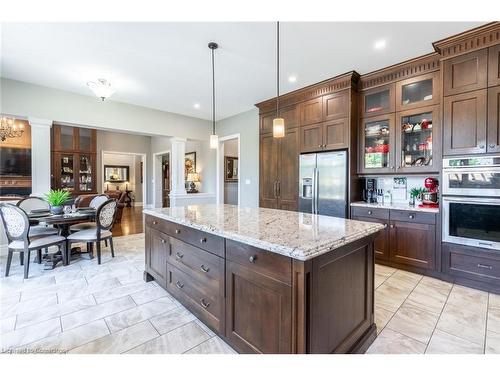 17 Mcdonald Court, Waterdown, ON - Indoor Photo Showing Kitchen With Upgraded Kitchen