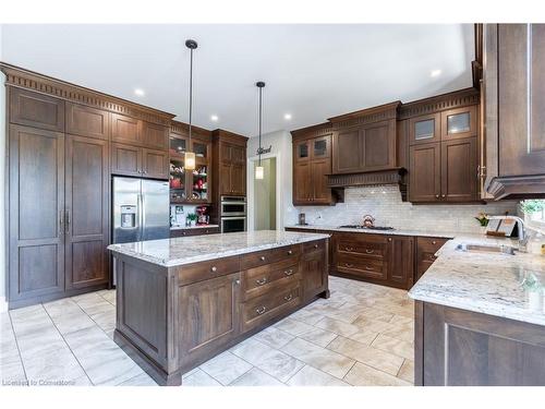 17 Mcdonald Court, Waterdown, ON - Indoor Photo Showing Kitchen With Upgraded Kitchen