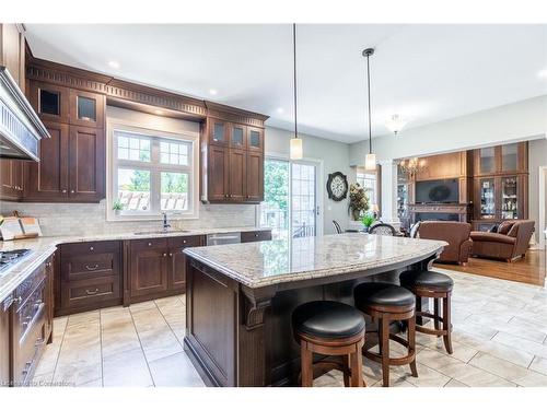 17 Mcdonald Court, Waterdown, ON - Indoor Photo Showing Kitchen With Upgraded Kitchen