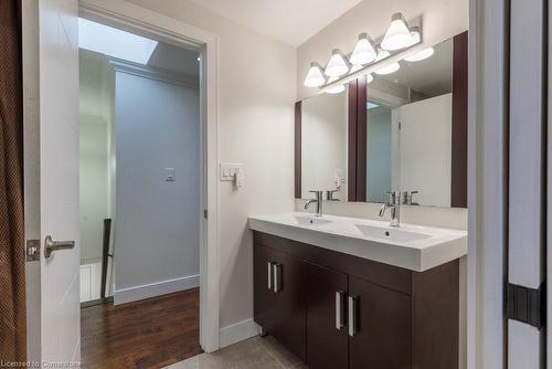 934 David Court, Burlington, ON - Indoor Photo Showing Bathroom