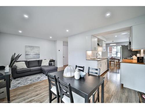 4-403 Keats Way, Waterloo, ON - Indoor Photo Showing Living Room