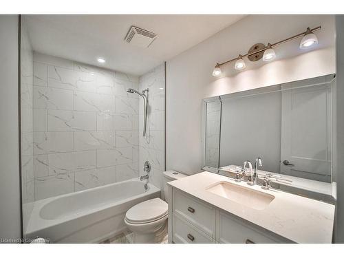 4-403 Keats Way, Waterloo, ON - Indoor Photo Showing Bathroom