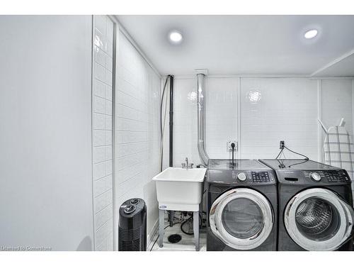 4-403 Keats Way, Waterloo, ON - Indoor Photo Showing Laundry Room