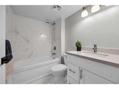 709-30 Grand Trunk Crescent, Toronto, ON - Indoor Photo Showing Bathroom