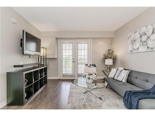 310-1800 Walkers Line, Burlington, ON - Indoor Photo Showing Living Room