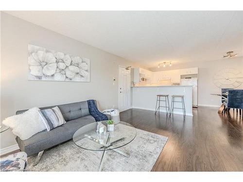 310-1800 Walkers Line, Burlington, ON - Indoor Photo Showing Living Room