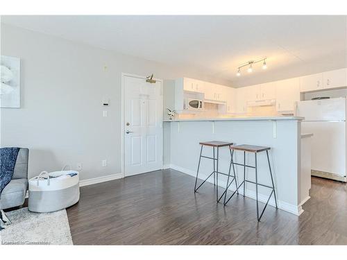 310-1800 Walkers Line, Burlington, ON - Indoor Photo Showing Kitchen